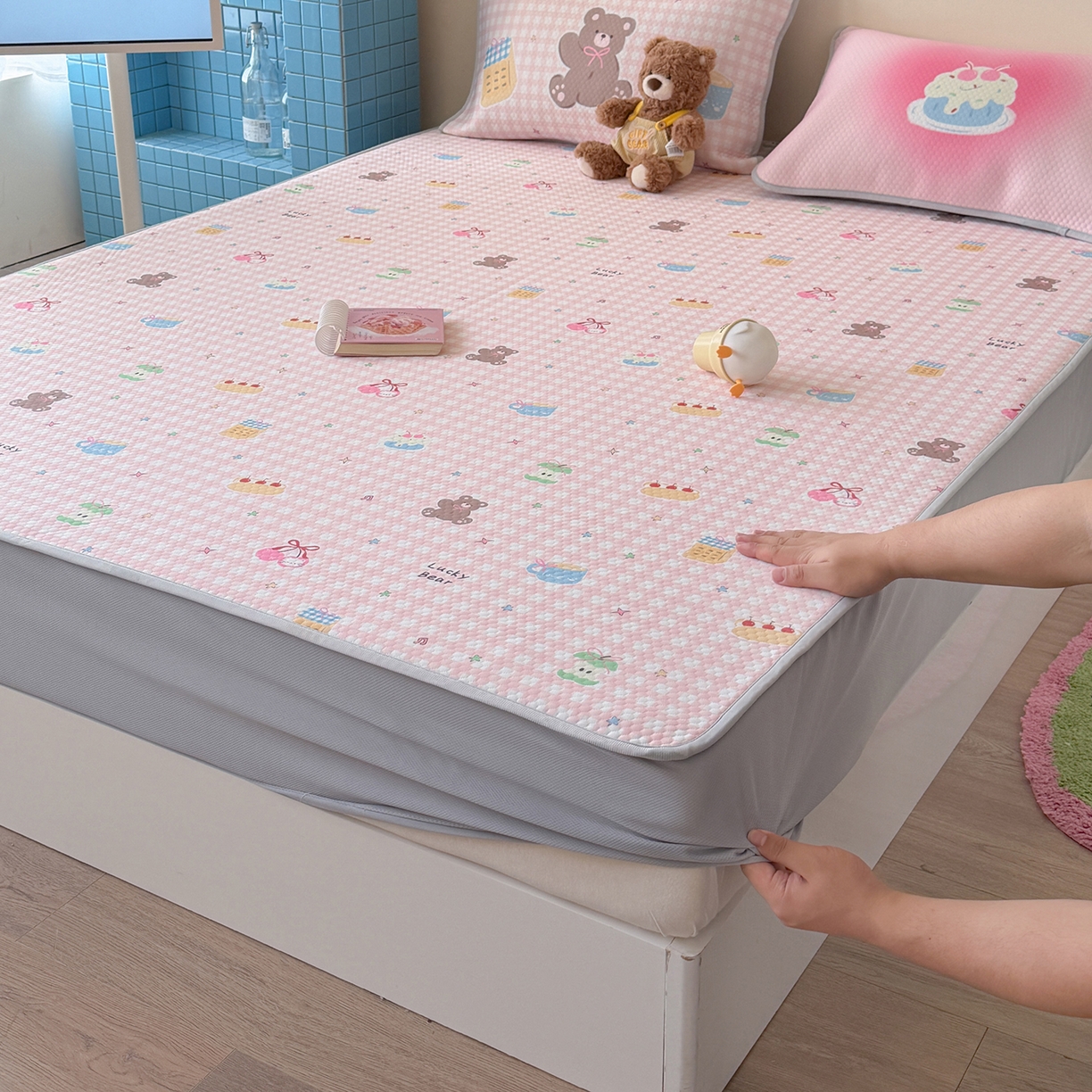 91家纺网 家纺一手货源 找家纺 Sweet dreams甜梦 2026新款A类数码印花凉感豆豆床笠款凉席--小版 樱桃小熊