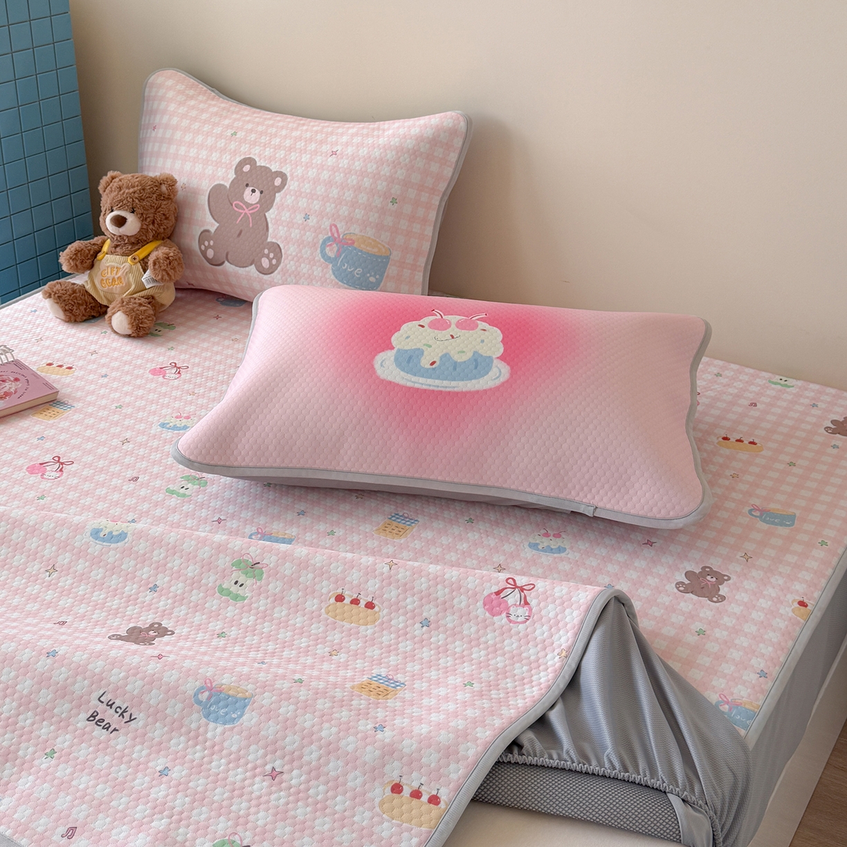 91家纺网 家纺一手货源 找家纺 Sweet dreams甜梦 2026新款A类数码印花凉感豆豆床笠款凉席--小版 樱桃小熊