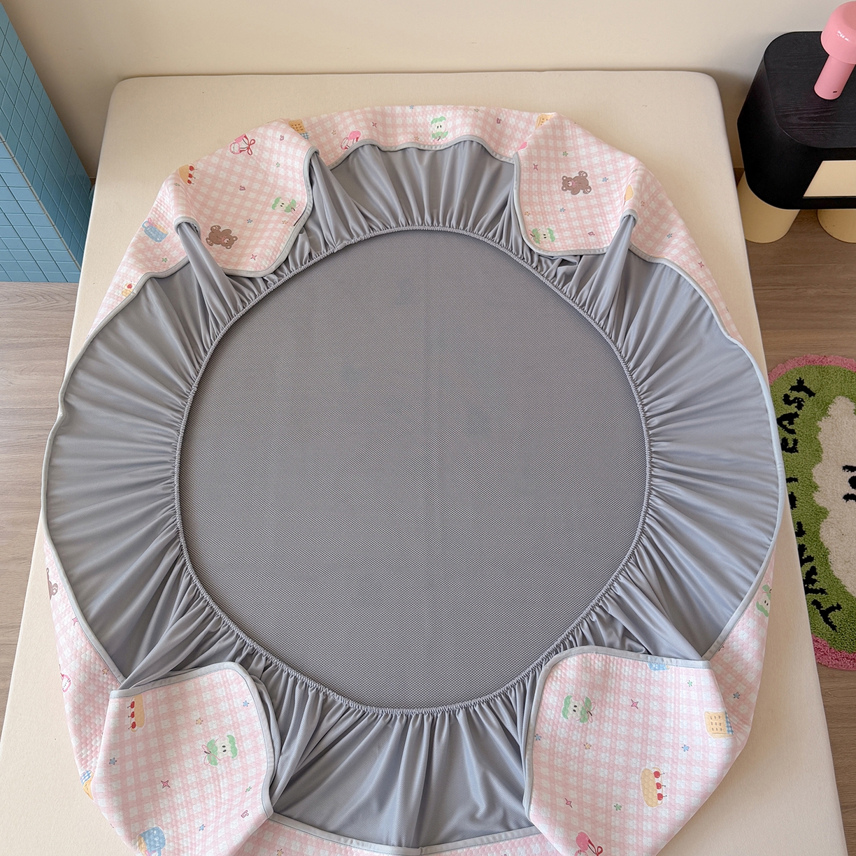 91家纺网 家纺一手货源 找家纺 Sweet dreams甜梦 2026新款A类数码印花凉感豆豆床笠款凉席--小版 樱桃小熊