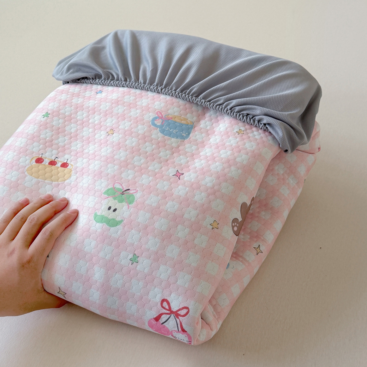 91家纺网 家纺一手货源 找家纺 Sweet dreams甜梦 2026新款A类数码印花凉感豆豆床笠款凉席--小版 樱桃小熊