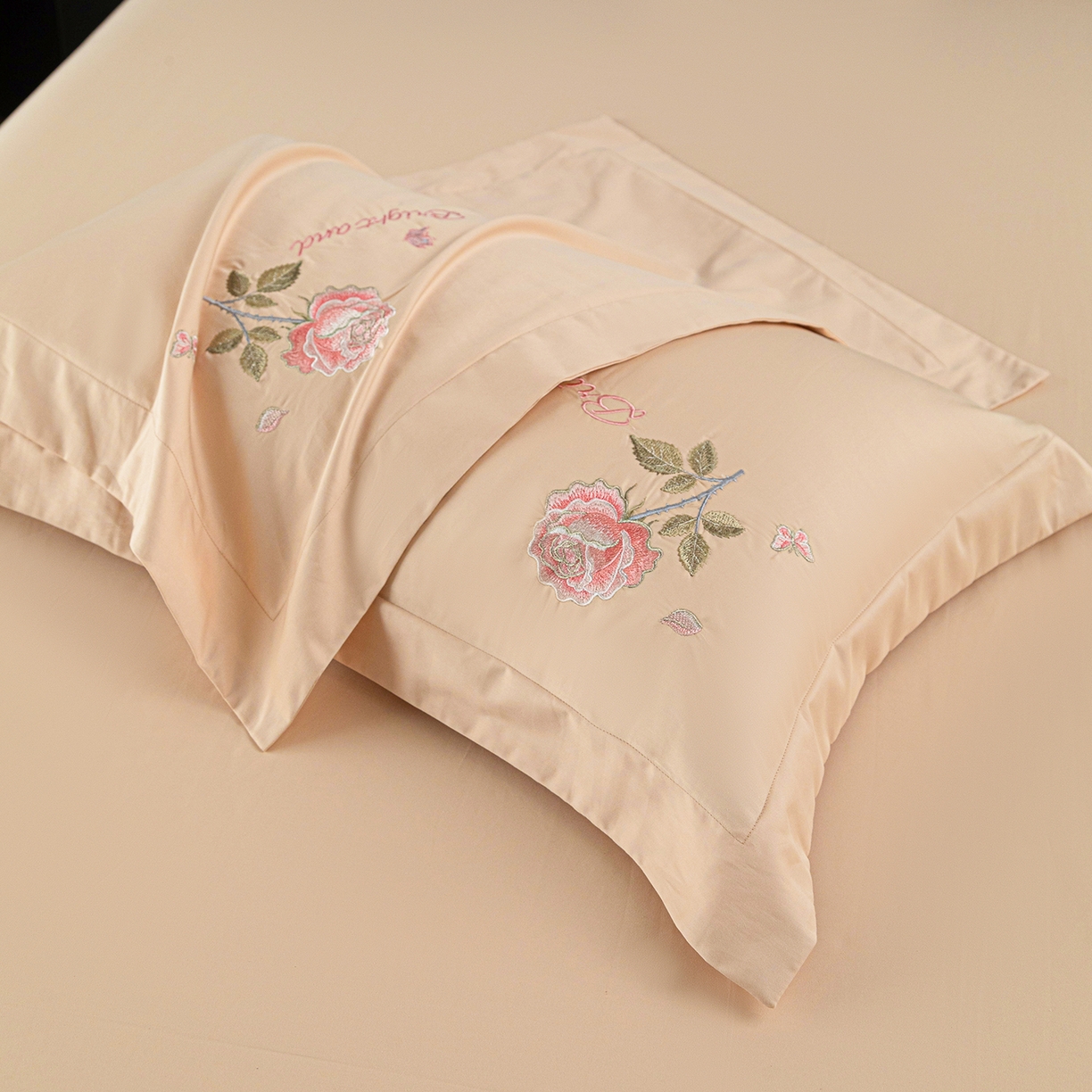 91家纺网 家纺一手货源 找家纺 （总）莉迪娅 2026新款50s双股长绒棉简约纯色绣花枕套--玫瑰恋人系列