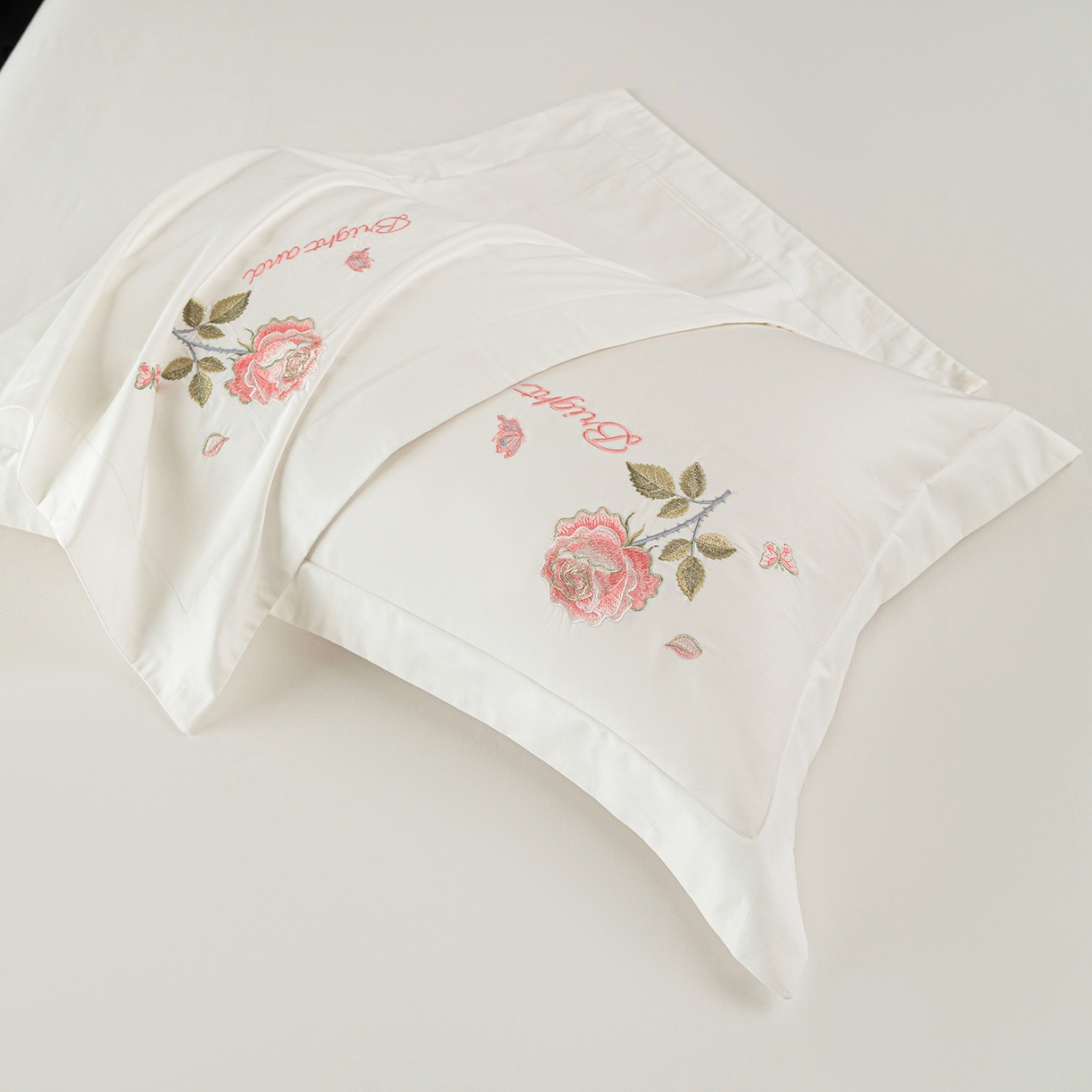 91家纺网 家纺一手货源 找家纺 （总）莉迪娅 2026新款50s双股长绒棉简约纯色绣花枕套--玫瑰恋人系列
