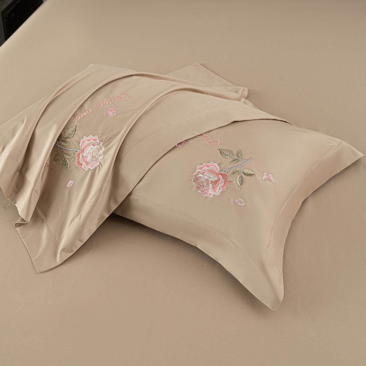 91家纺网 家纺一手货源 找家纺 （总）莉迪娅 2026新款50s双股长绒棉简约纯色绣花枕套--玫瑰恋人系列