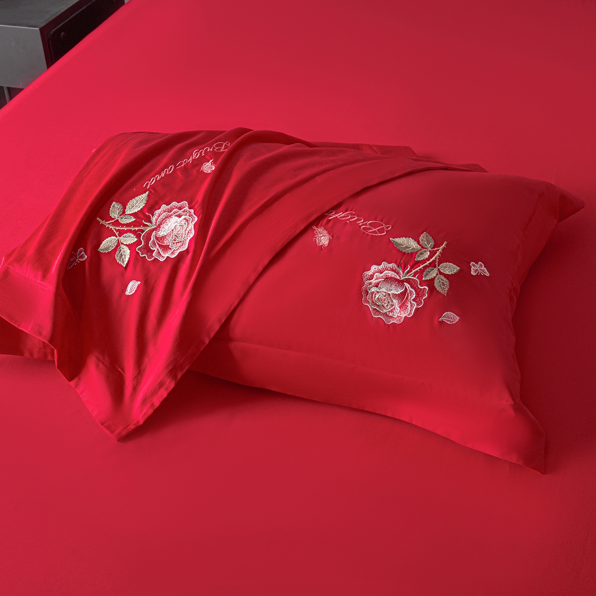 91家纺网 家纺一手货源 找家纺 （总）莉迪娅 2026新款50s双股长绒棉简约纯色绣花枕套--玫瑰恋人系列