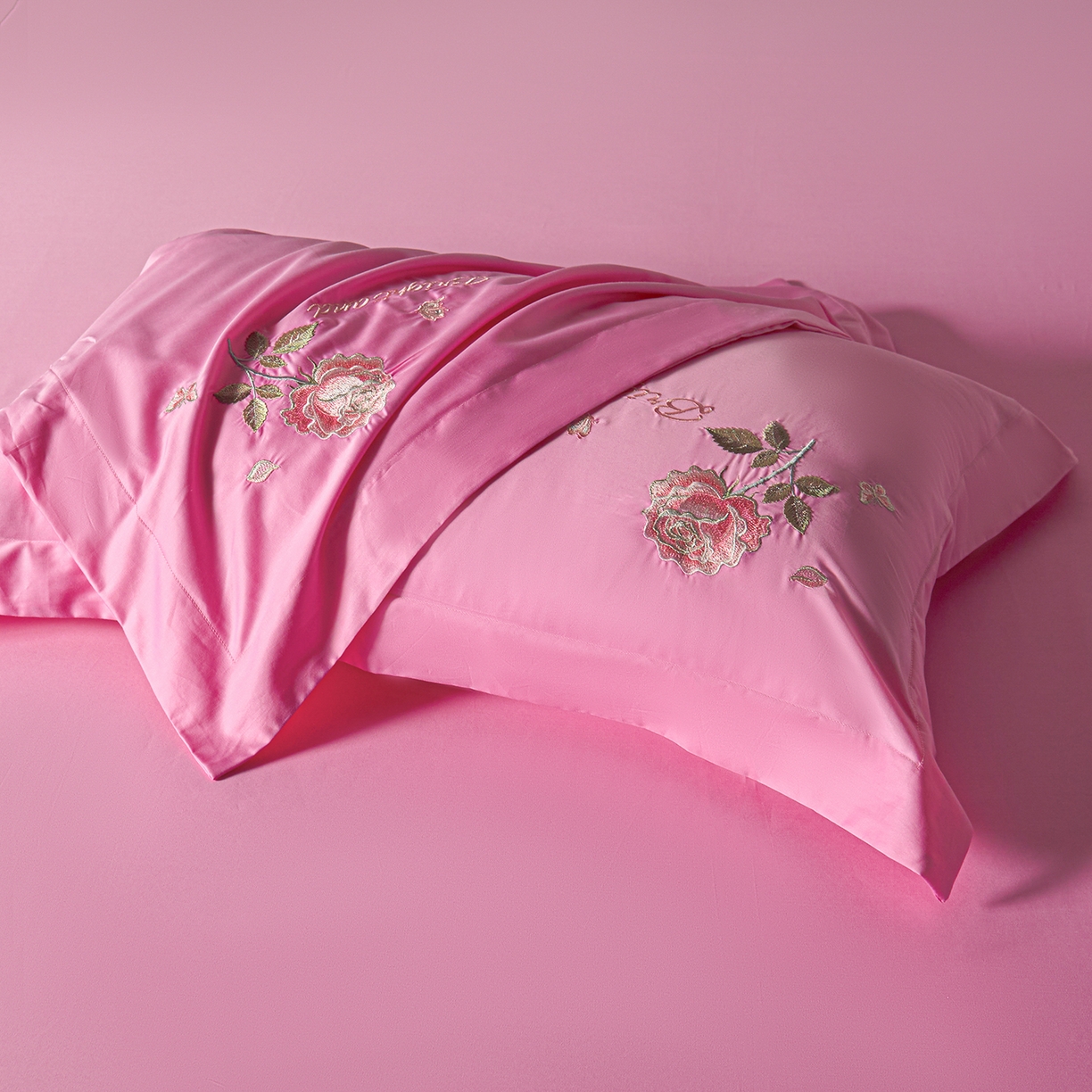 91家纺网 家纺一手货源 找家纺 （总）莉迪娅 2026新款50s双股长绒棉简约纯色绣花枕套--玫瑰恋人系列