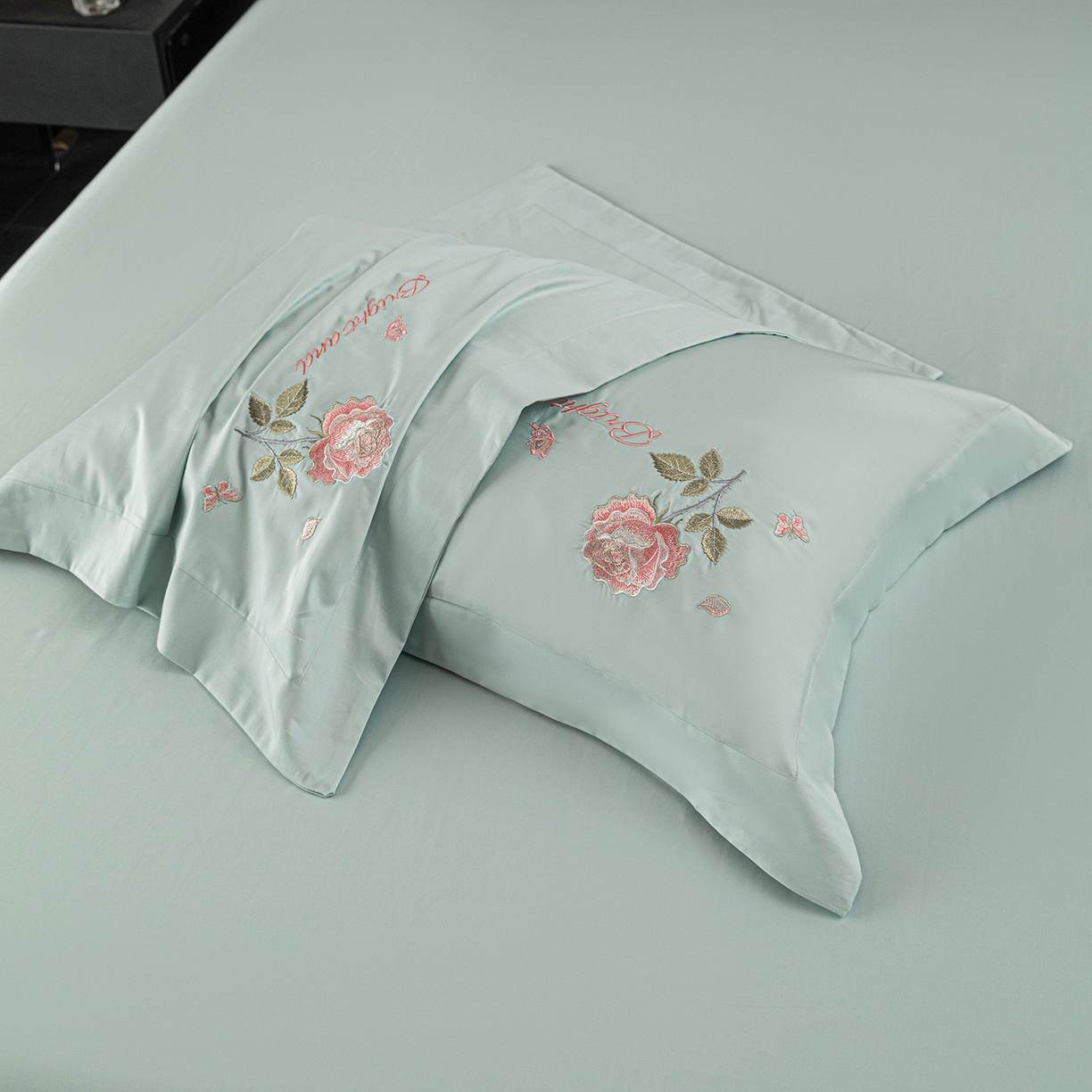 91家纺网 家纺一手货源 找家纺 （总）莉迪娅 2026新款50s双股长绒棉简约纯色绣花枕套--玫瑰恋人系列