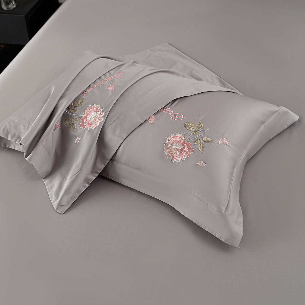 91家纺网 家纺一手货源 找家纺 （总）莉迪娅 2026新款50s双股长绒棉简约纯色绣花枕套--玫瑰恋人系列