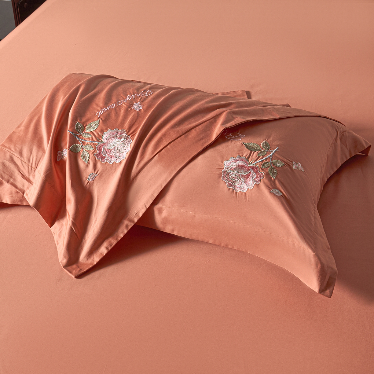 91家纺网 家纺一手货源 找家纺 （总）莉迪娅 2026新款50s双股长绒棉简约纯色绣花枕套--玫瑰恋人系列