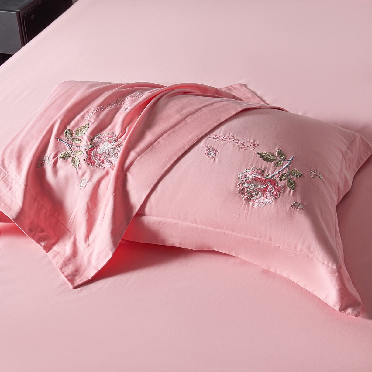 91家纺网 家纺一手货源 找家纺 （总）莉迪娅 2026新款50s双股长绒棉简约纯色绣花枕套--玫瑰恋人系列