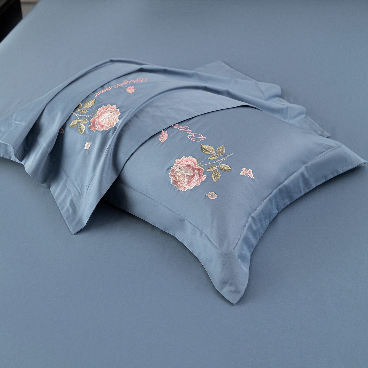 91家纺网 家纺一手货源 找家纺 （总）莉迪娅 2026新款50s双股长绒棉简约纯色绣花枕套--玫瑰恋人系列