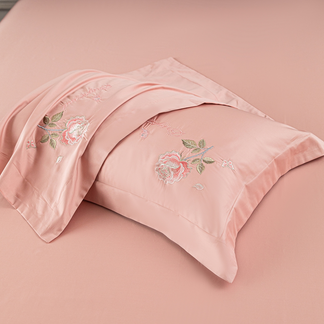 91家纺网 家纺一手货源 找家纺 （总）莉迪娅 2026新款50s双股长绒棉简约纯色绣花枕套--玫瑰恋人系列