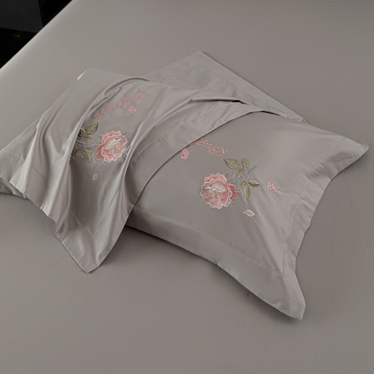 91家纺网 家纺一手货源 找家纺 （总）莉迪娅 2026新款50s双股长绒棉简约纯色绣花枕套--玫瑰恋人系列