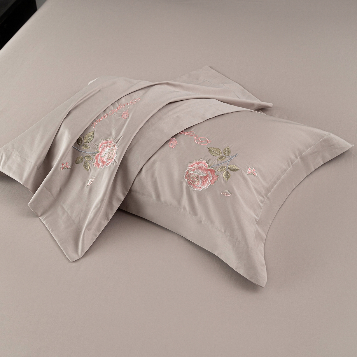 91家纺网 家纺一手货源 找家纺 （总）莉迪娅 2026新款50s双股长绒棉简约纯色绣花枕套--玫瑰恋人系列