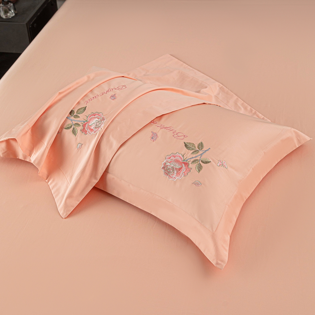 91家纺网 家纺一手货源 找家纺 （总）莉迪娅 2026新款50s双股长绒棉简约纯色绣花枕套--玫瑰恋人系列