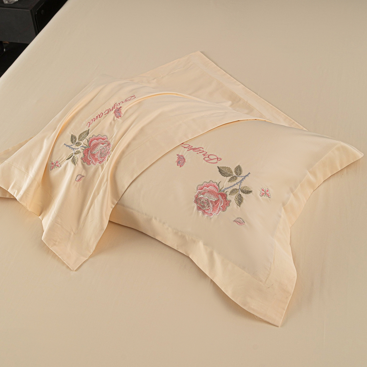 91家纺网 家纺一手货源 找家纺 （总）莉迪娅 2026新款50s双股长绒棉简约纯色绣花枕套--玫瑰恋人系列