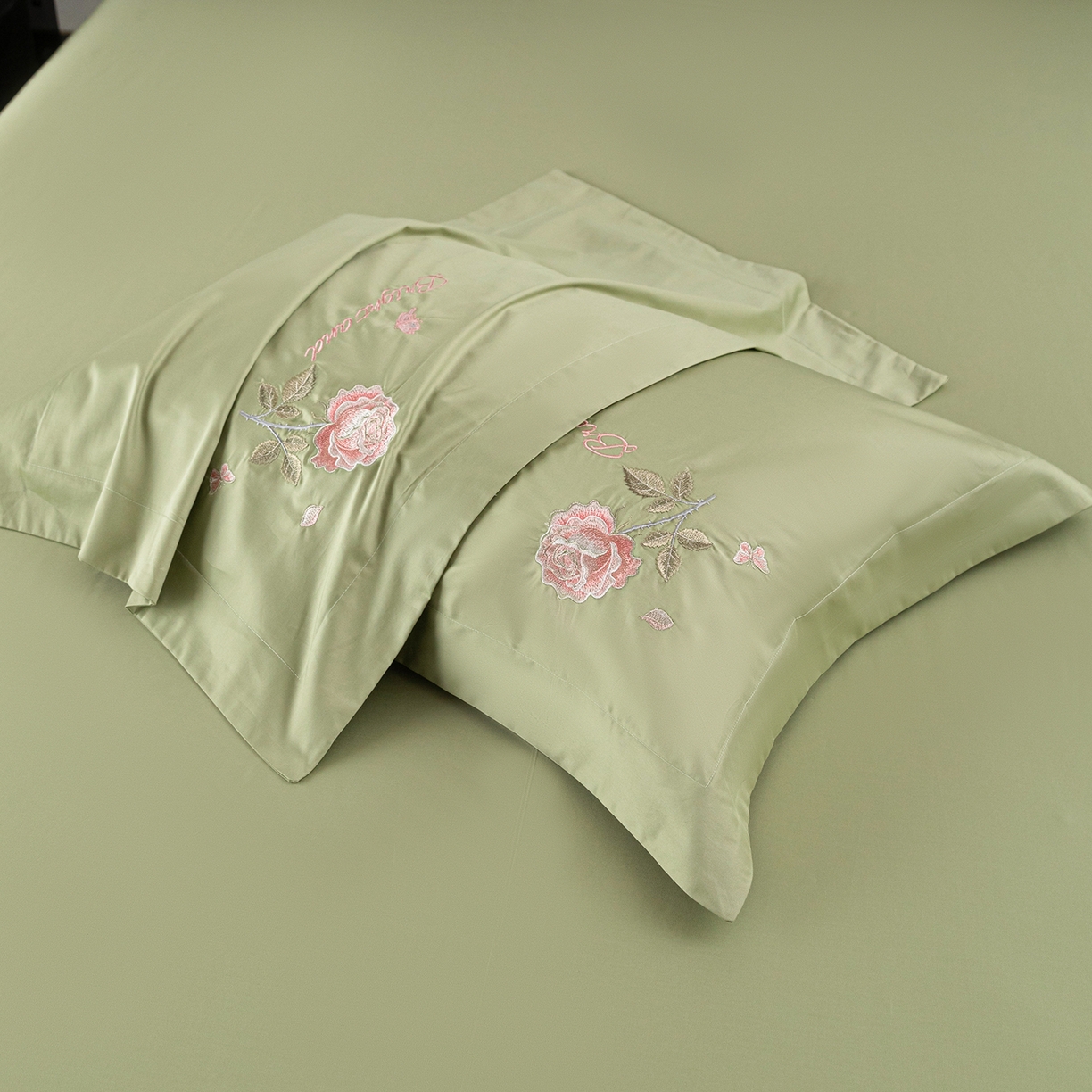 91家纺网 家纺一手货源 找家纺 （总）莉迪娅 2026新款50s双股长绒棉简约纯色绣花枕套--玫瑰恋人系列