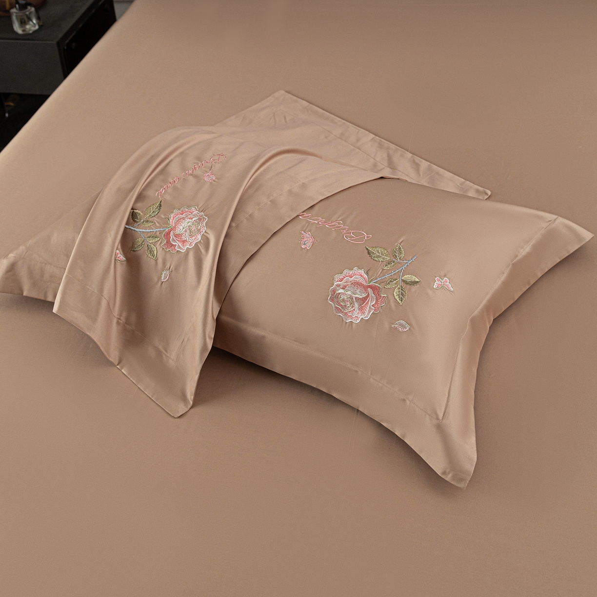 91家纺网 家纺一手货源 找家纺 （总）莉迪娅 2026新款50s双股长绒棉简约纯色绣花枕套--玫瑰恋人系列