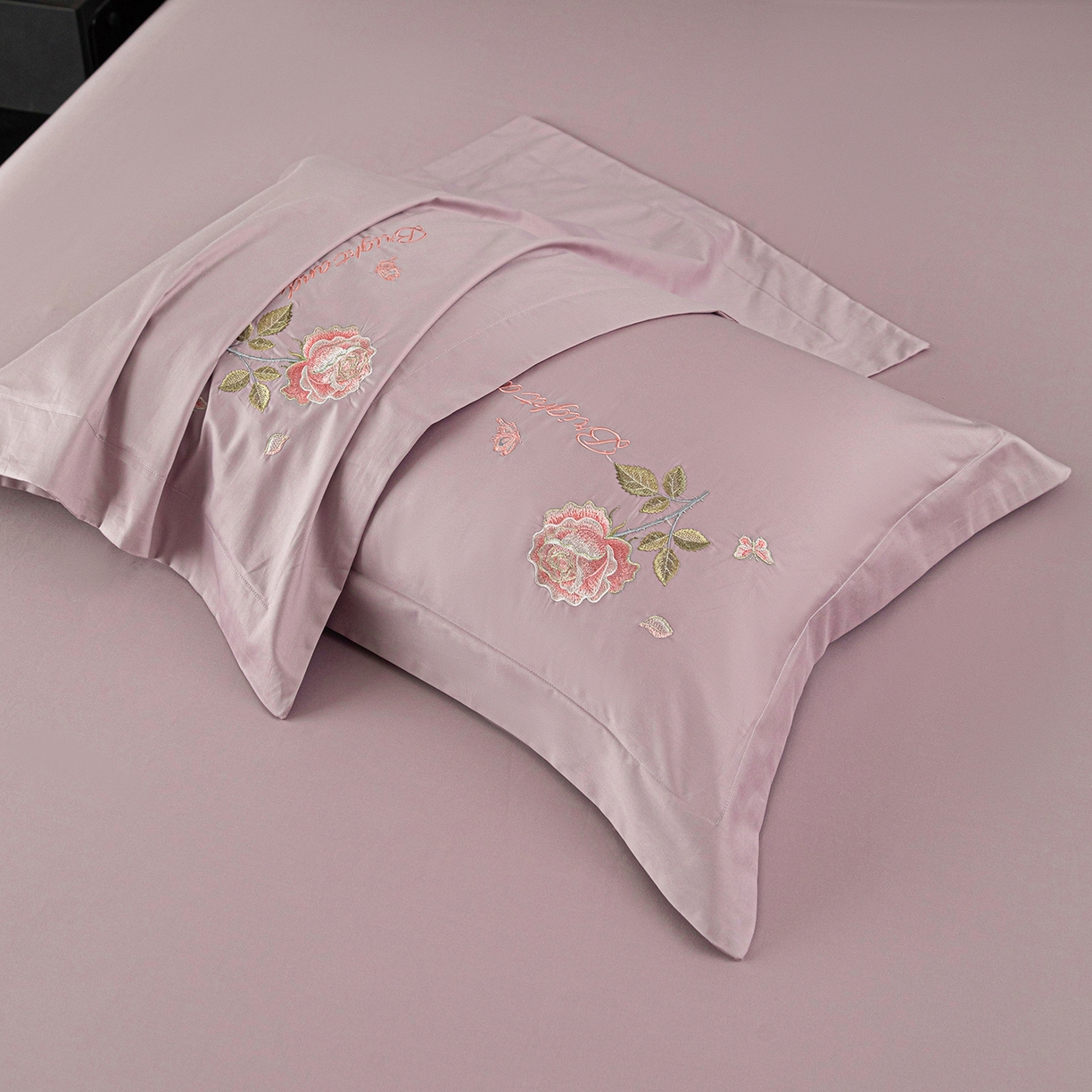 91家纺网 家纺一手货源 找家纺 （总）莉迪娅 2026新款50s双股长绒棉简约纯色绣花枕套--玫瑰恋人系列