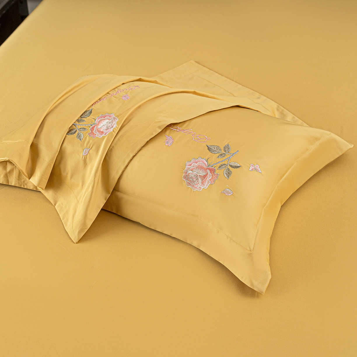 91家纺网 家纺一手货源 找家纺 （总）莉迪娅 2026新款50s双股长绒棉简约纯色绣花枕套--玫瑰恋人系列