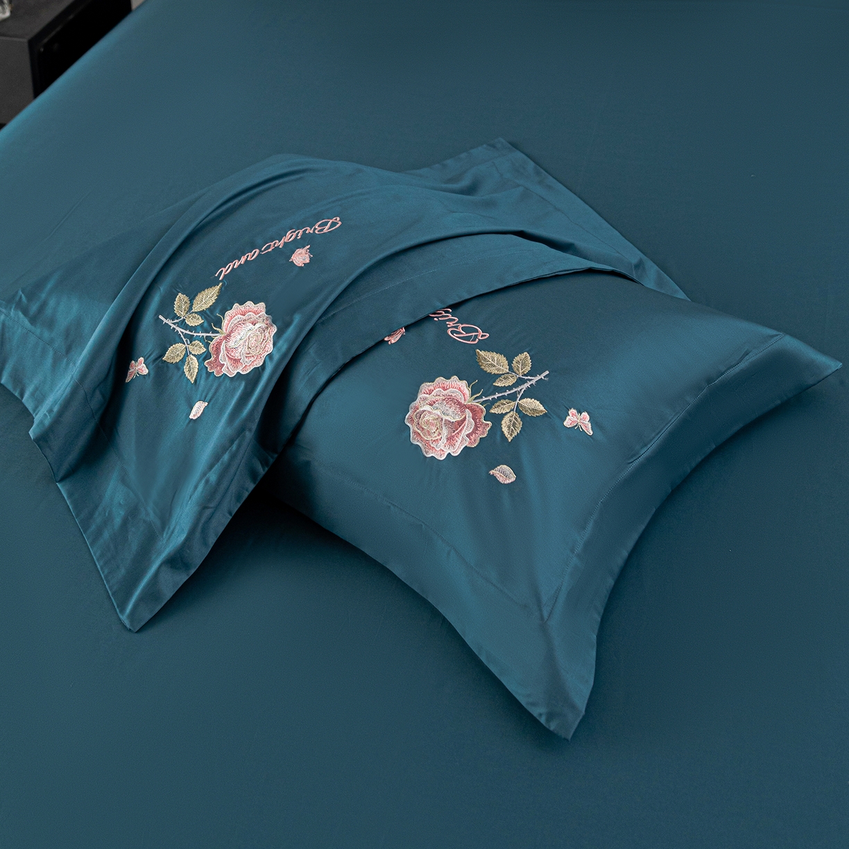 91家纺网 家纺一手货源 找家纺 （总）莉迪娅 2026新款50s双股长绒棉简约纯色绣花枕套--玫瑰恋人系列