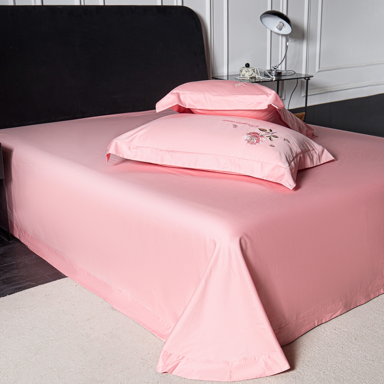 91家纺网 家纺一手货源 找家纺 莉迪娅 2026新款50s双股长绒棉纯色简约绣花床单三件套--玫瑰恋人系列 樱红玉