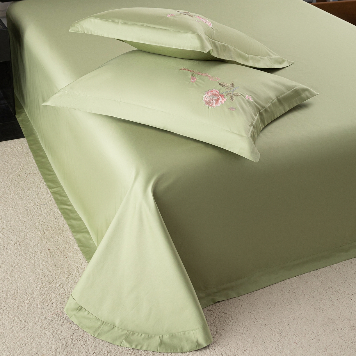 91家纺网 家纺一手货源 找家纺 莉迪娅 2026新款50s双股长绒棉纯色简约绣花床单三件套--玫瑰恋人系列 抹茶绿