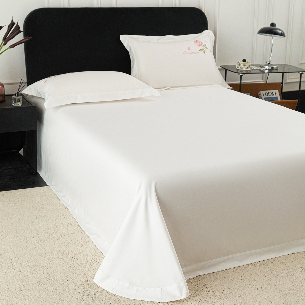 91家纺网 家纺一手货源 找家纺 莉迪娅 2026新款50s双股长绒棉纯色简约绣花床单三件套--玫瑰恋人系列 珍珠白