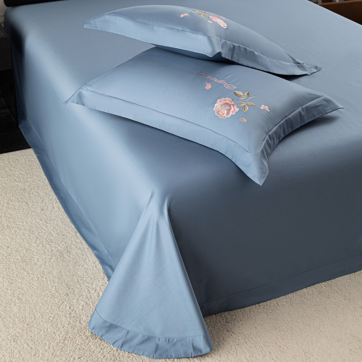 91家纺网 家纺一手货源 找家纺 莉迪娅 2026新款50s双股长绒棉纯色简约绣花床单三件套--玫瑰恋人系列 海藻蓝