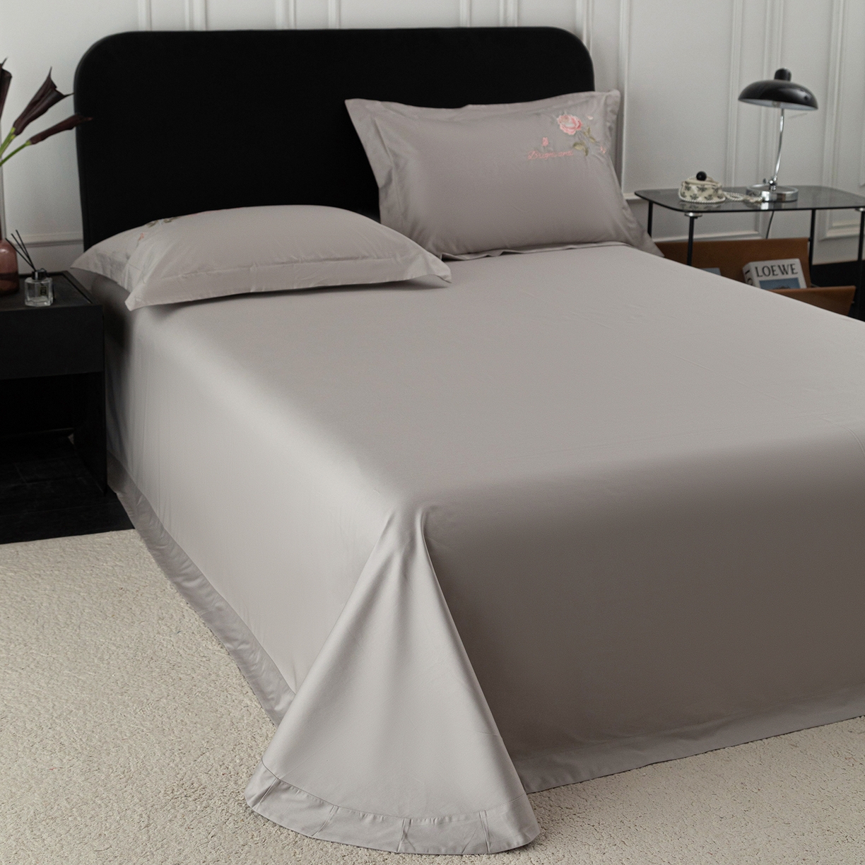 91家纺网 家纺一手货源 找家纺 莉迪娅 2026新款50s双股长绒棉纯色简约绣花床单三件套--玫瑰恋人系列 富贵灰