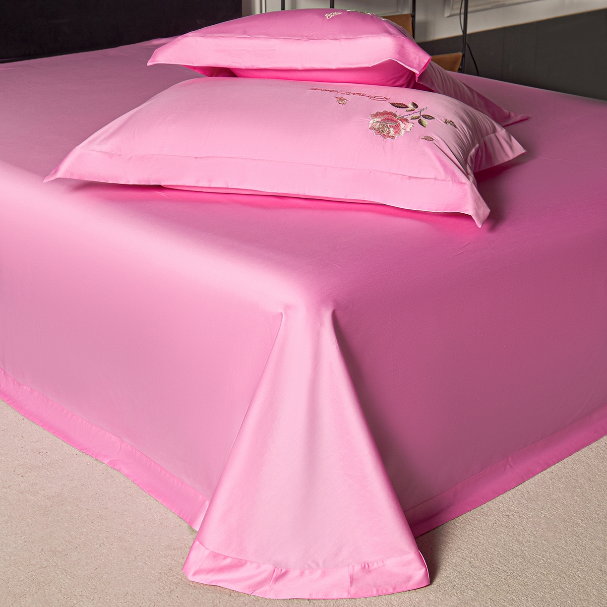 91家纺网 家纺一手货源 找家纺 莉迪娅 2026新款50s双股长绒棉纯色简约绣花床单三件套--玫瑰恋人系列 仙女粉