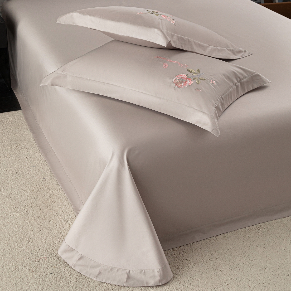 91家纺网 家纺一手货源 找家纺 莉迪娅 2026新款50s双股长绒棉纯色简约绣花床单三件套--玫瑰恋人系列 水银灰