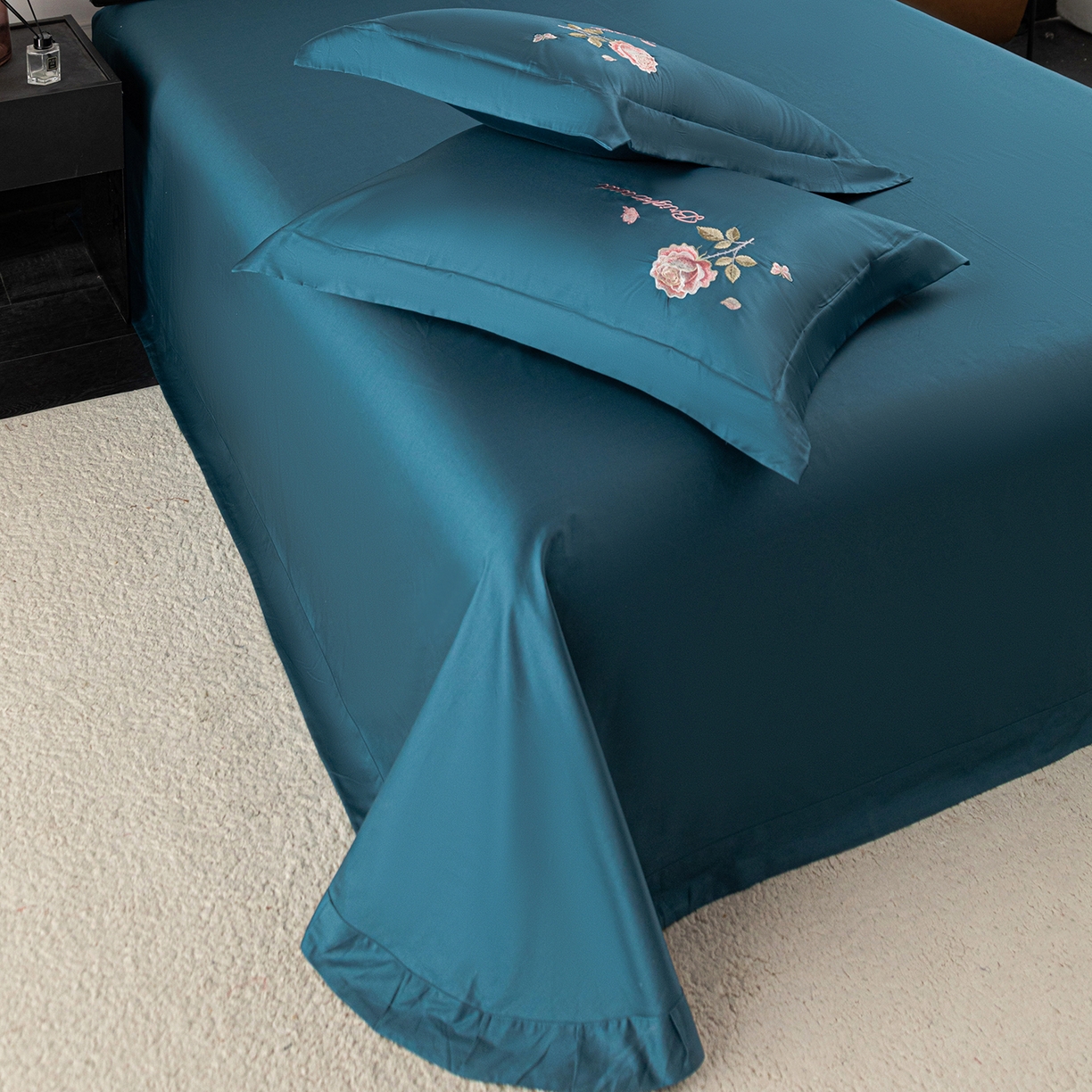 91家纺网 家纺一手货源 找家纺 莉迪娅 2026新款50s双股长绒棉纯色简约绣花床单三件套--玫瑰恋人系列 孔雀兰