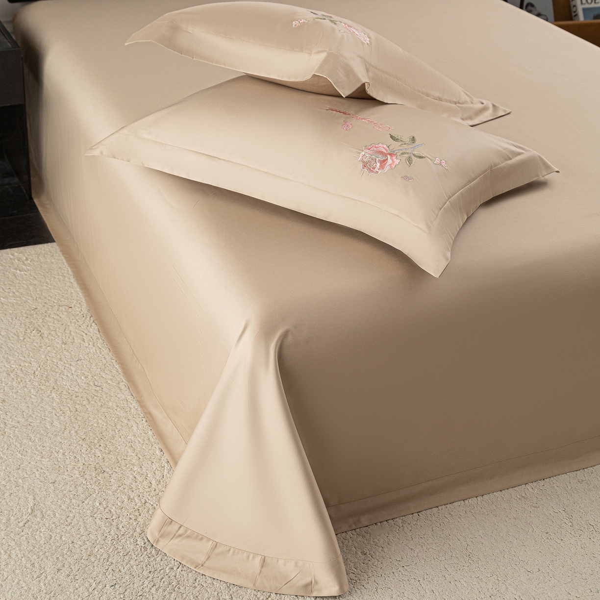 91家纺网 家纺一手货源 找家纺 莉迪娅 2026新款50s双股长绒棉纯色简约绣花床单三件套--玫瑰恋人系列 卡其