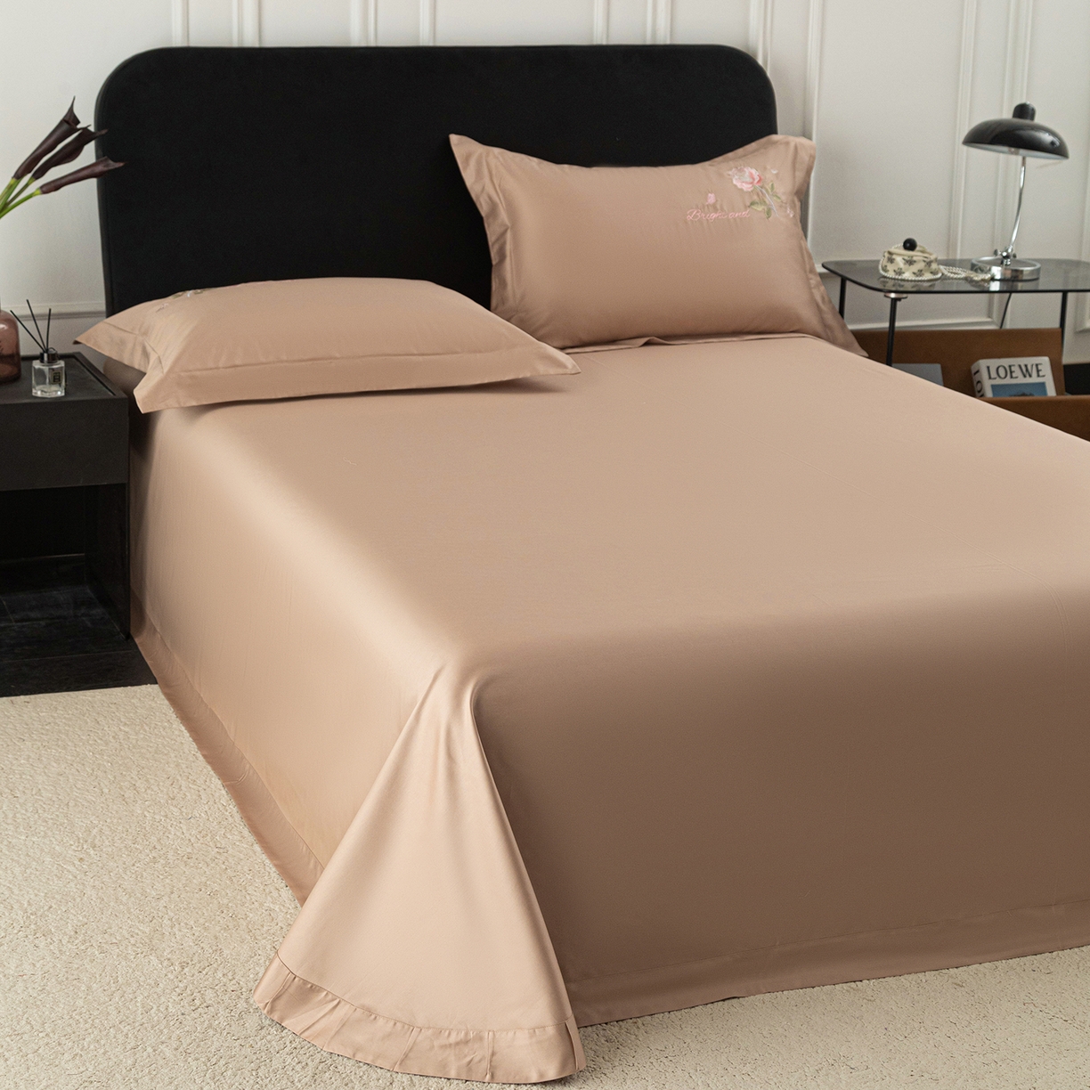 91家纺网 家纺一手货源 找家纺 莉迪娅 2026新款50s双股长绒棉纯色简约绣花床单三件套--玫瑰恋人系列 经典咖