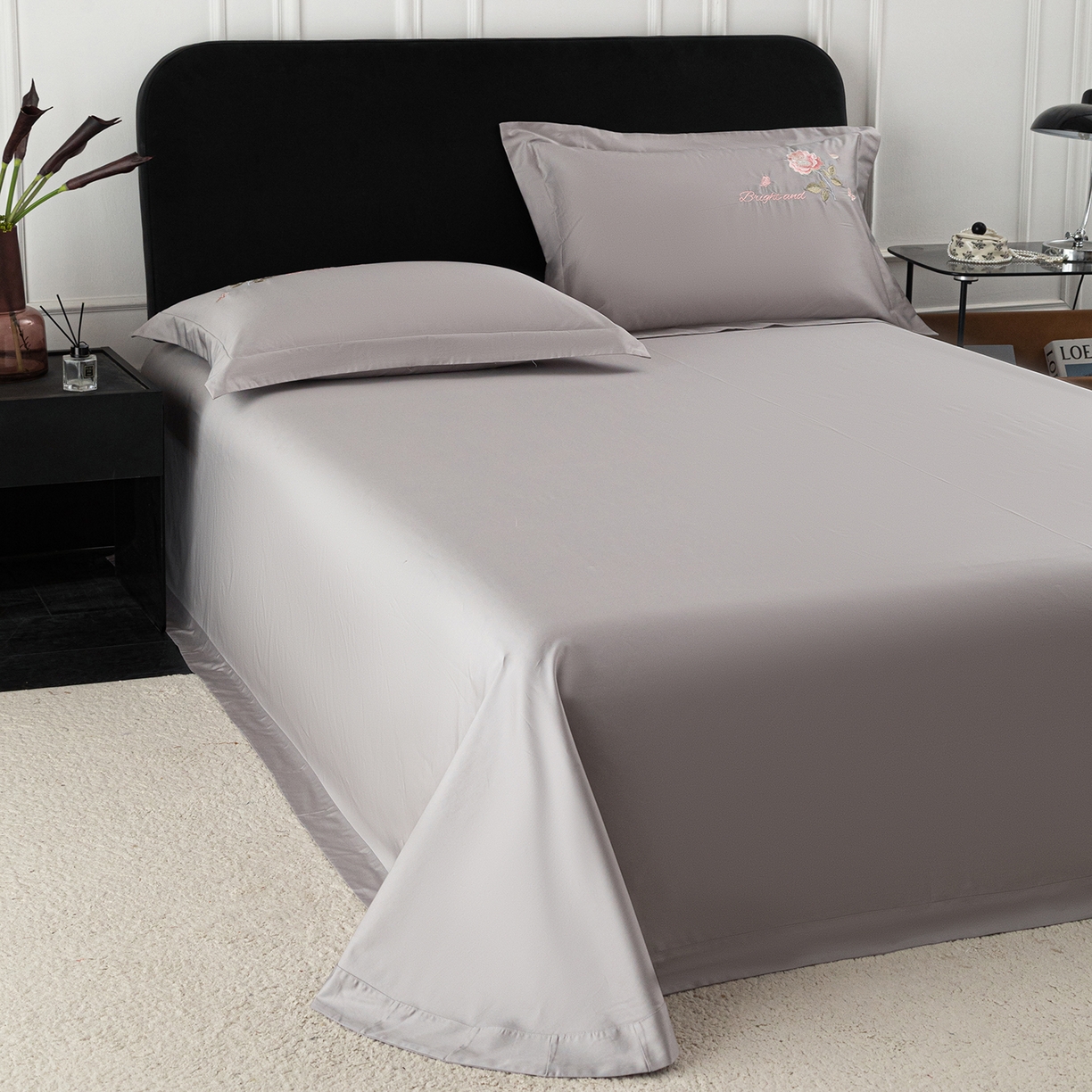 91家纺网 家纺一手货源 找家纺 莉迪娅 2026新款50s双股长绒棉纯色简约绣花床单三件套--玫瑰恋人系列 高级灰