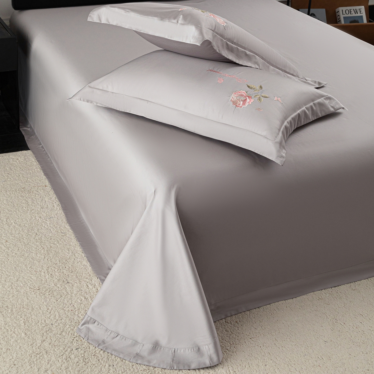 91家纺网 家纺一手货源 找家纺 莉迪娅 2026新款50s双股长绒棉纯色简约绣花床单三件套--玫瑰恋人系列 高级灰
