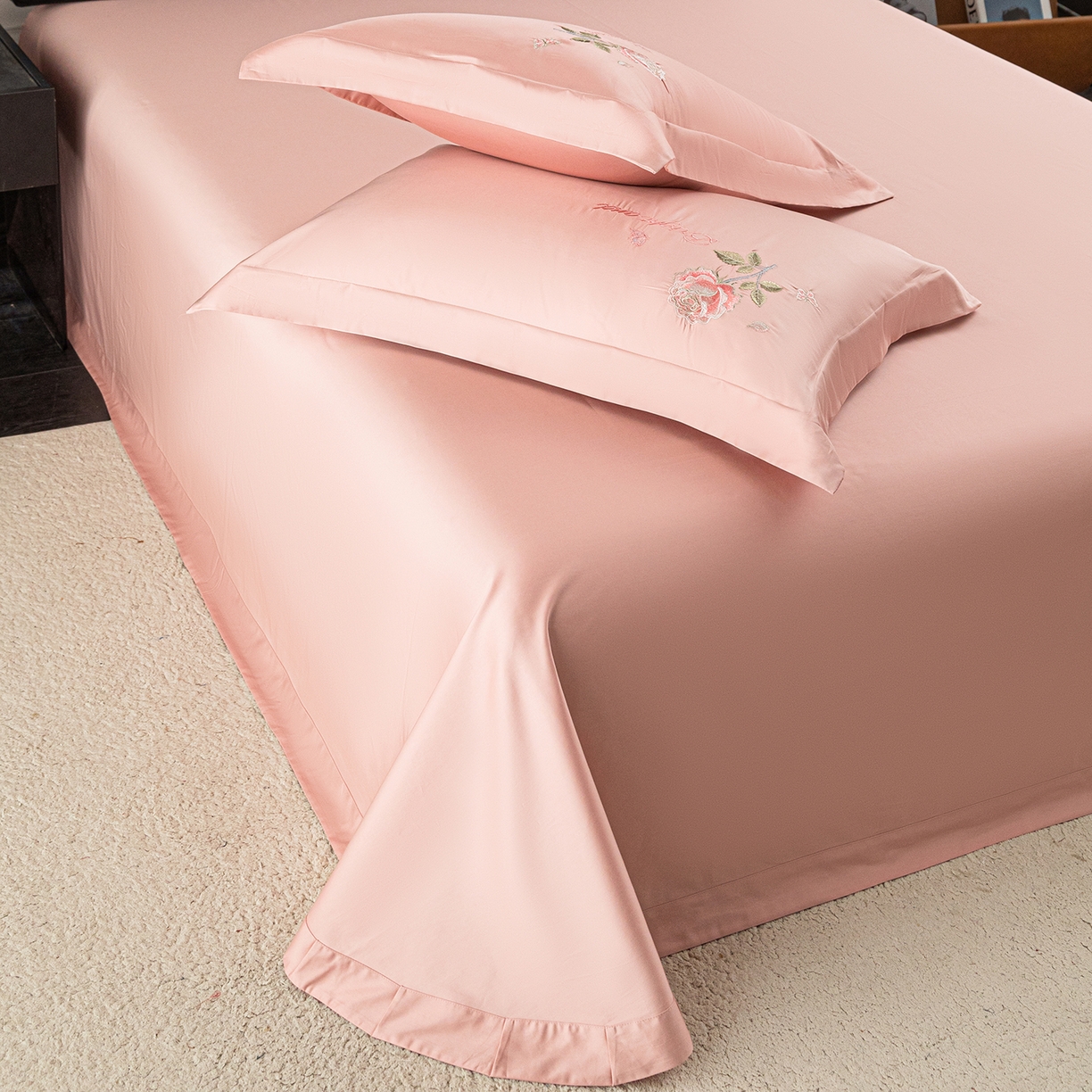91家纺网 家纺一手货源 找家纺 莉迪娅 2026新款50s双股长绒棉纯色简约绣花床单三件套--玫瑰恋人系列 粉豆沙