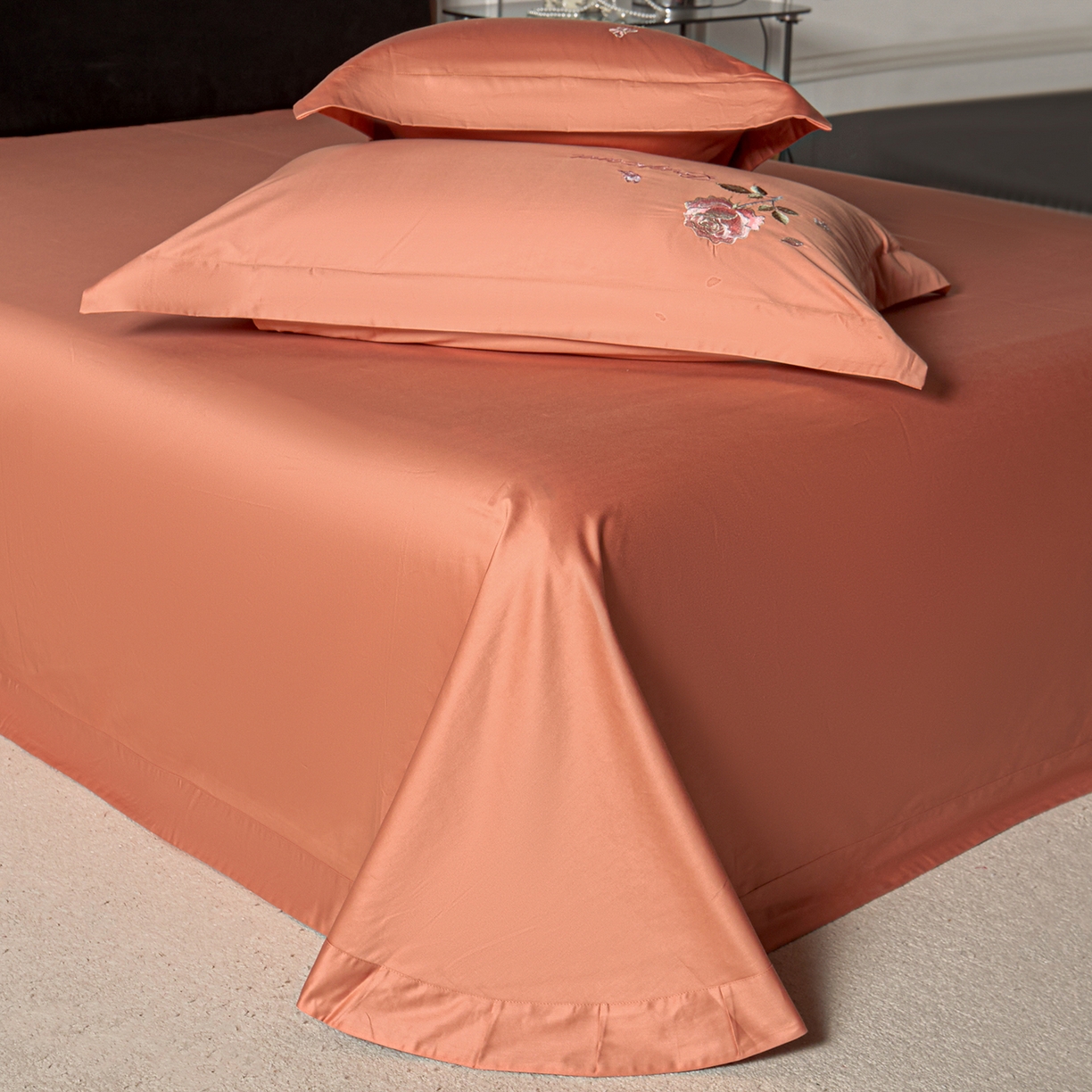 91家纺网 家纺一手货源 找家纺 莉迪娅 2026新款50s双股长绒棉纯色简约绣花床单三件套--玫瑰恋人系列 爱玛橙