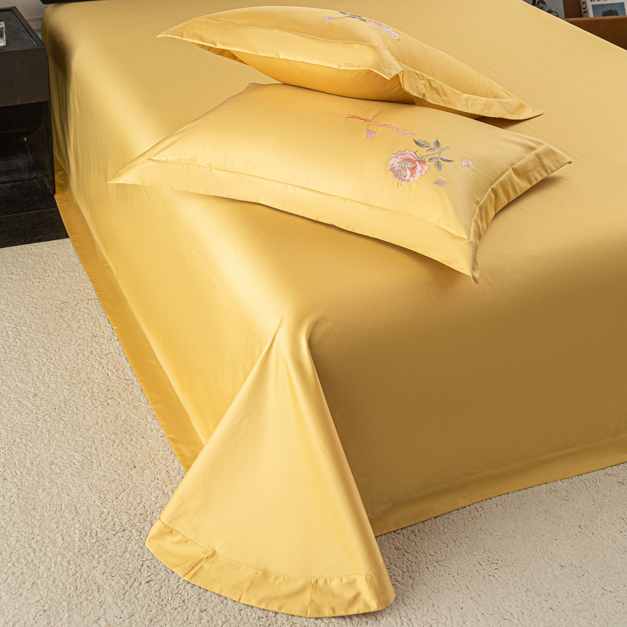 91家纺网 家纺一手货源 找家纺 莉迪娅 2026新款50s双股长绒棉纯色简约绣花床单三件套--玫瑰恋人系列 姜黄