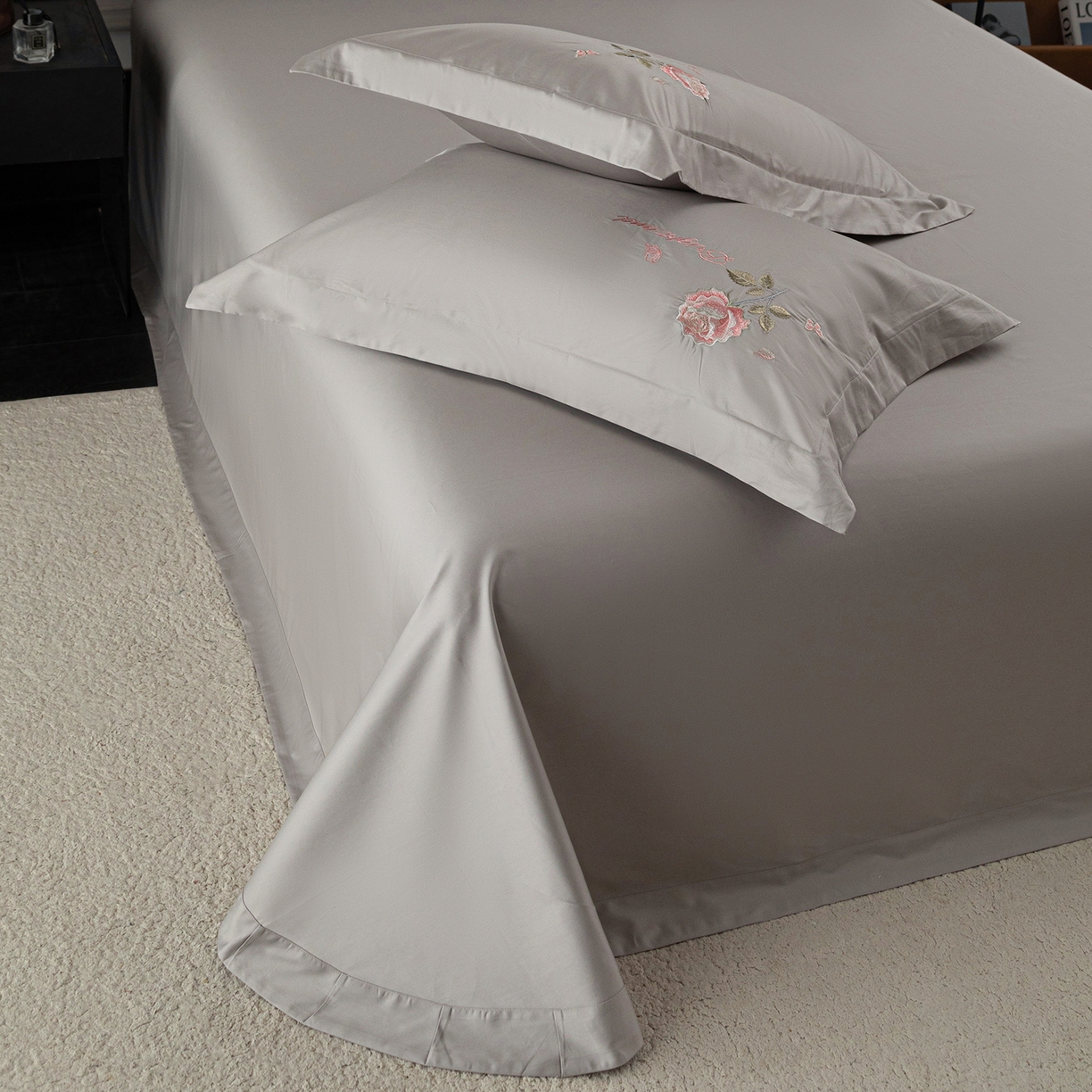 91家纺网 家纺一手货源 找家纺 莉迪娅 2026新款50s双股长绒棉纯色简约绣花床单三件套--玫瑰恋人系列 富贵灰