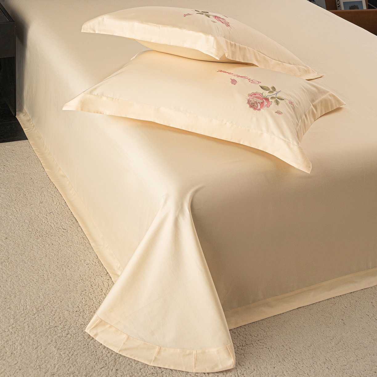 91家纺网 家纺一手货源 找家纺 莉迪娅 2026新款50s双股长绒棉纯色简约绣花床单三件套--玫瑰恋人系列 奶油黄