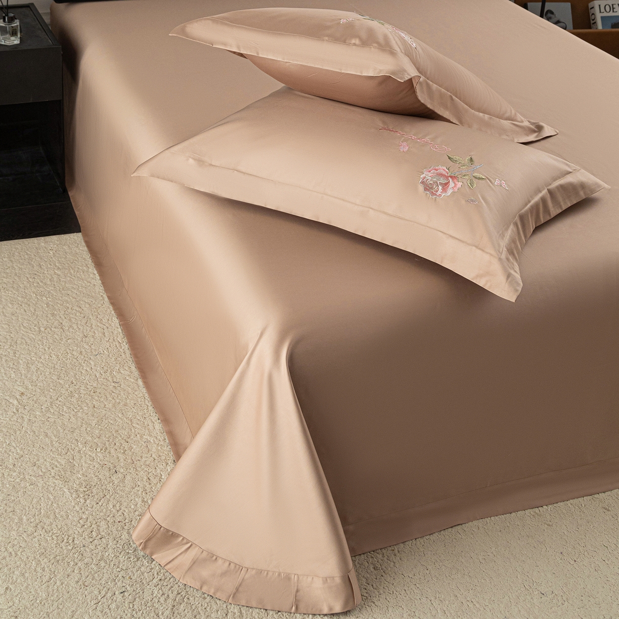 91家纺网 家纺一手货源 找家纺 莉迪娅 2026新款50s双股长绒棉纯色简约绣花床单三件套--玫瑰恋人系列 经典咖