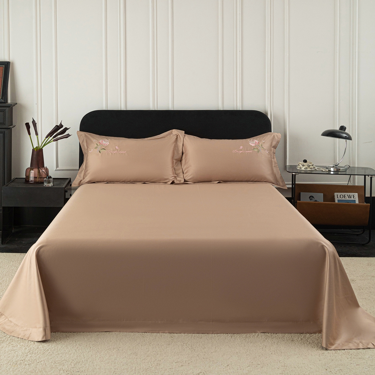 91家纺网 家纺一手货源 找家纺 莉迪娅 2026新款50s双股长绒棉纯色简约绣花床单三件套--玫瑰恋人系列 经典咖