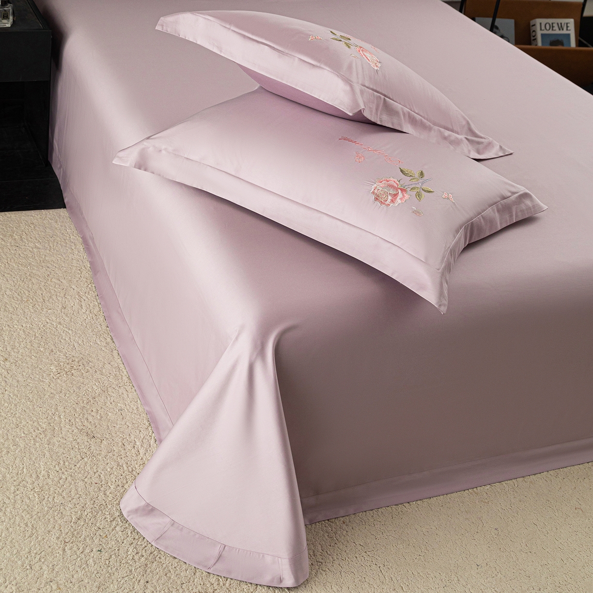 91家纺网 家纺一手货源 找家纺 莉迪娅 2026新款50s双股长绒棉纯色简约绣花床单三件套--玫瑰恋人系列 香芋紫