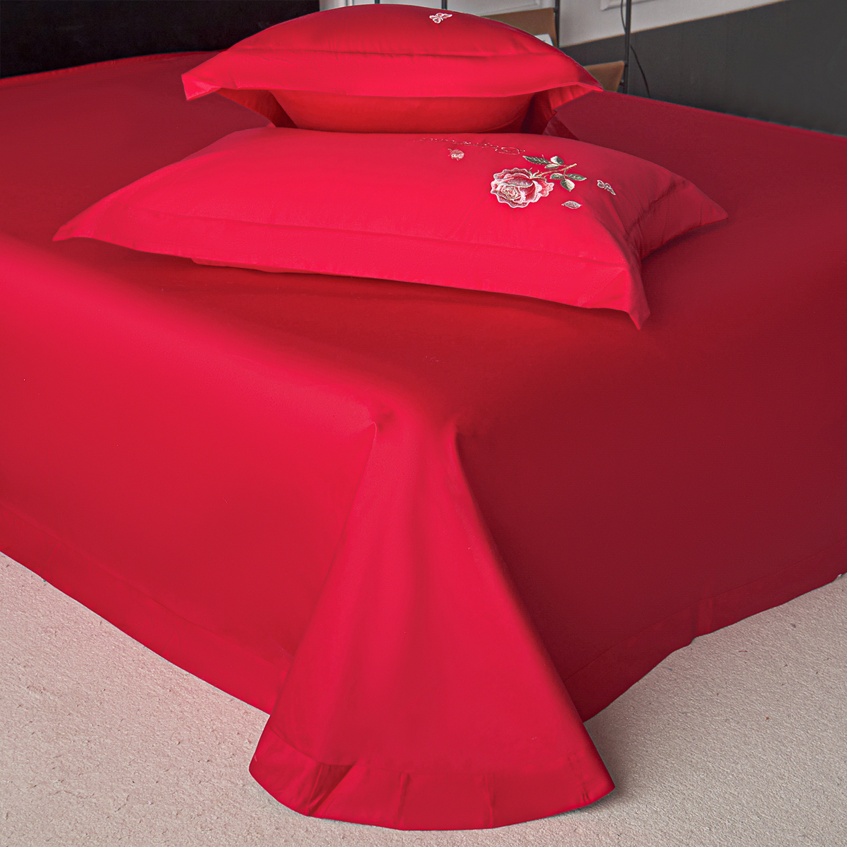 91家纺网 家纺一手货源 找家纺 莉迪娅 2026新款50s双股长绒棉纯色简约绣花床单三件套--玫瑰恋人系列 中国红