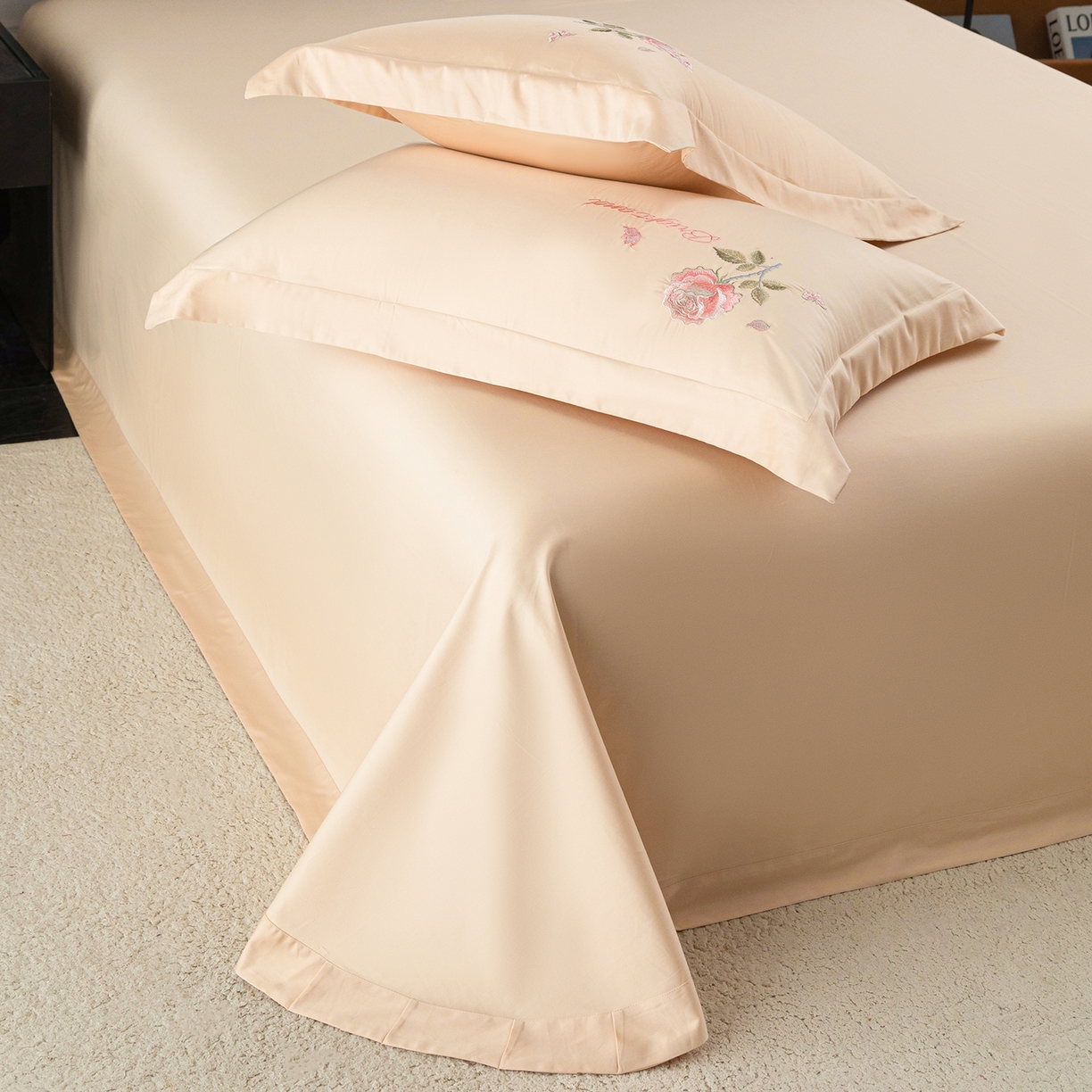 91家纺网 家纺一手货源 找家纺 莉迪娅 2026新款50s双股长绒棉纯色简约绣花床单三件套--玫瑰恋人系列 香槟金