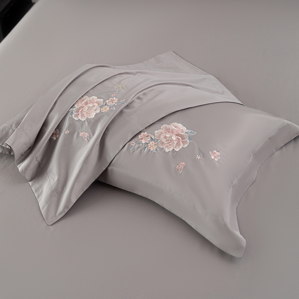 91家纺网 家纺一手货源 找家纺 （总）莉迪娅 2026新款50s双股长绒棉简约纯色绣花枕套--花开牡丹系列