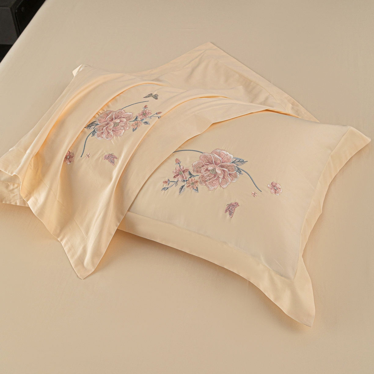 91家纺网 家纺一手货源 找家纺 （总）莉迪娅 2026新款50s双股长绒棉简约纯色绣花枕套--花开牡丹系列