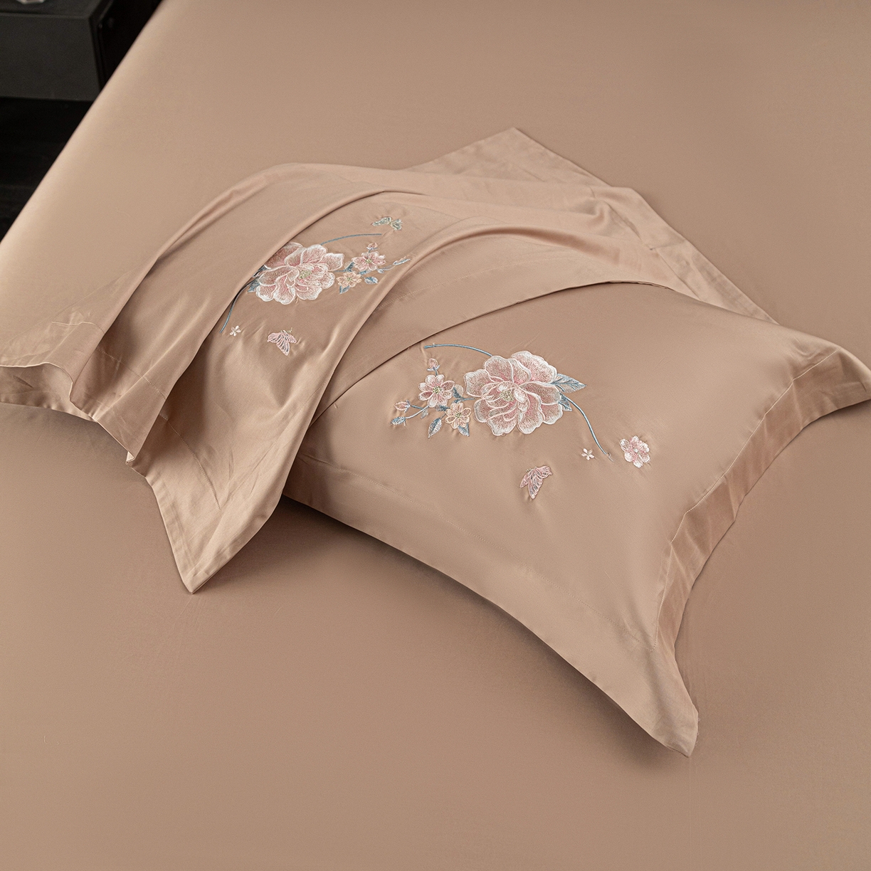 91家纺网 家纺一手货源 找家纺 （总）莉迪娅 2026新款50s双股长绒棉简约纯色绣花枕套--花开牡丹系列