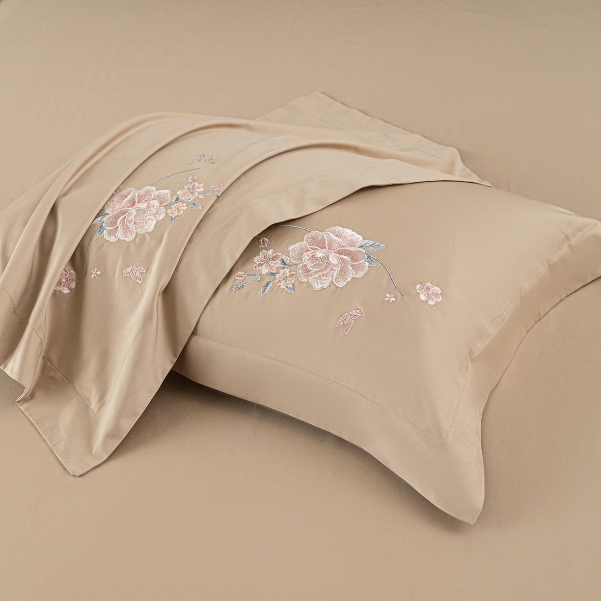 91家纺网 家纺一手货源 找家纺 （总）莉迪娅 2026新款50s双股长绒棉简约纯色绣花枕套--花开牡丹系列